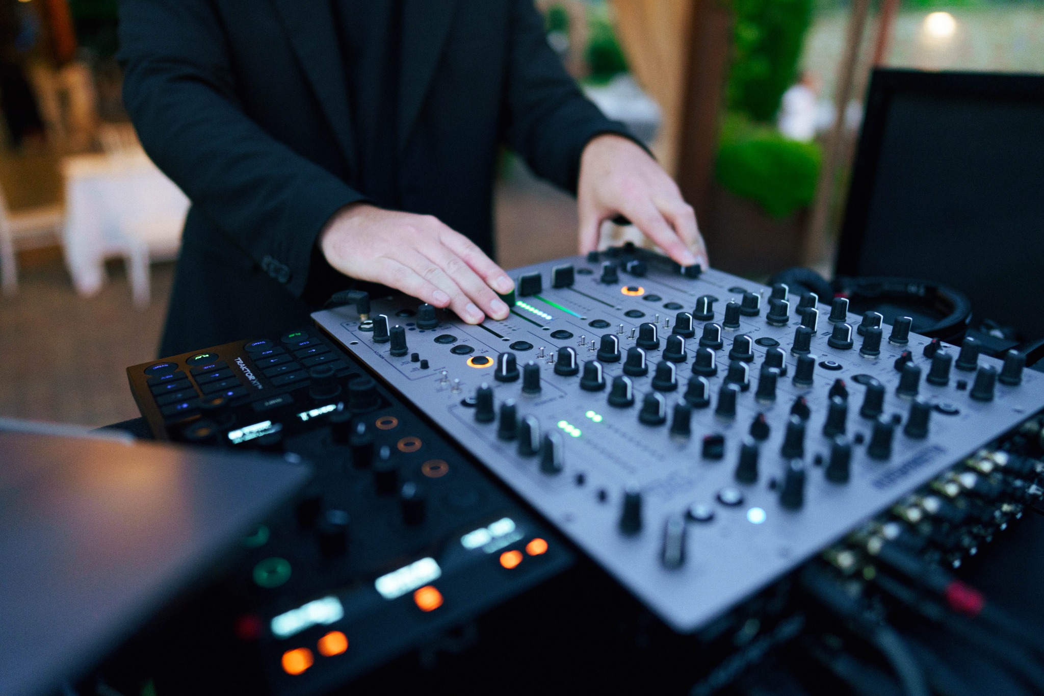 Dettaglio della console di Ste Martini durante un evento