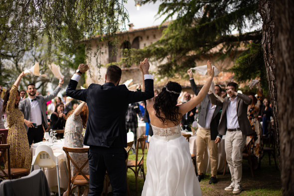 Ingresso degli sposi tra gli invitati durante un evento curato da Ste Martini